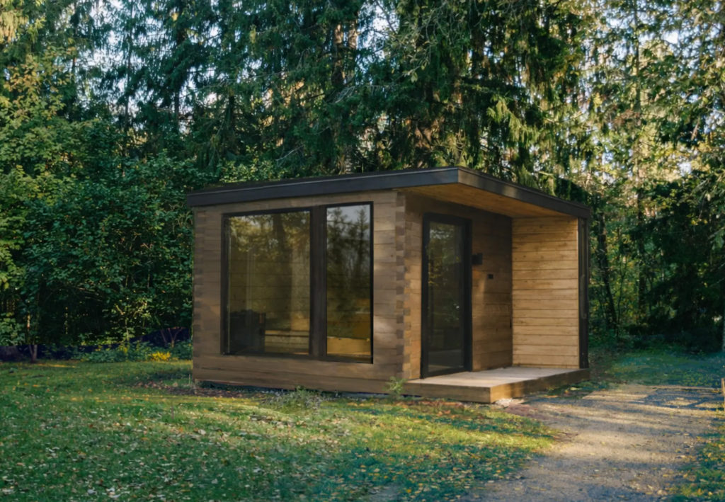 The Northern standard. The most common Nordic layout—built to hold heat, extend the experience, and open the door to water, rest, and transition. Hot Room 415 ft³ Interior 6'10" × 7'9"